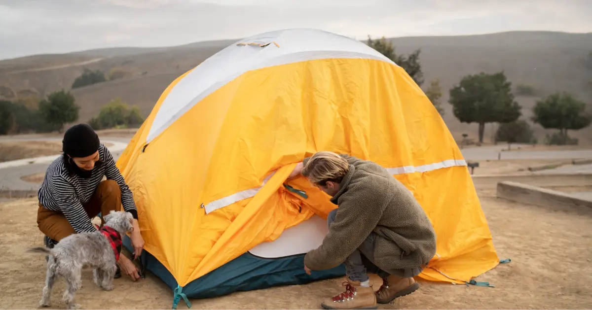 أسرة تقوم بتجهيز الخيمة في منطقة تخييم في دبي