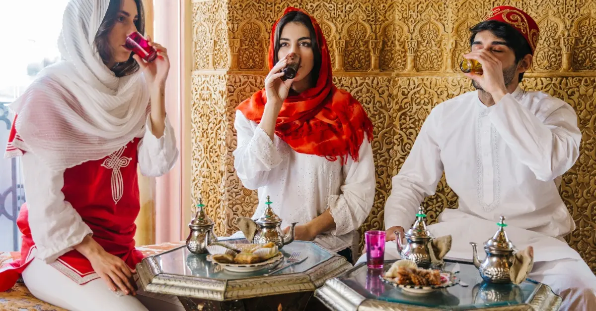 أصدقاء يستمتعون بالمشروبات التقليدية في جلسة عربية