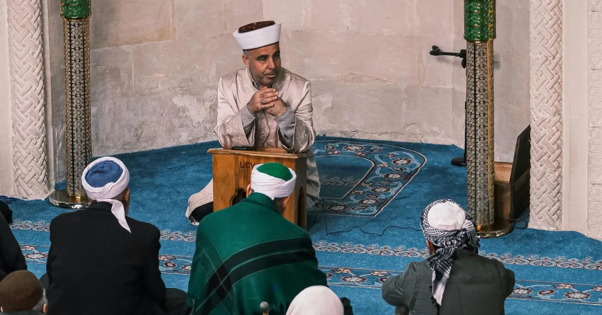 حلقة تعليمية داخل مسجد
