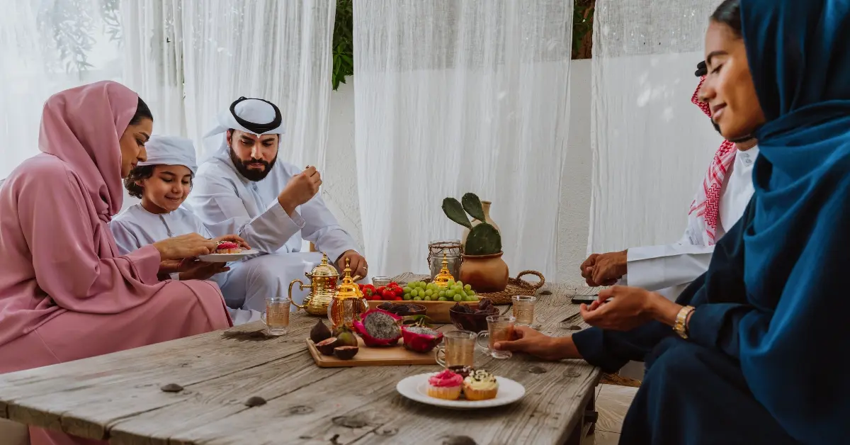 صورة توضح أسرة تجتمع في عيد الفطر في دبي