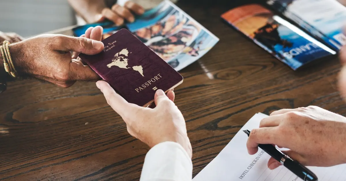 صورة توضح إجراءات تجديد الإقامة في الإمارات