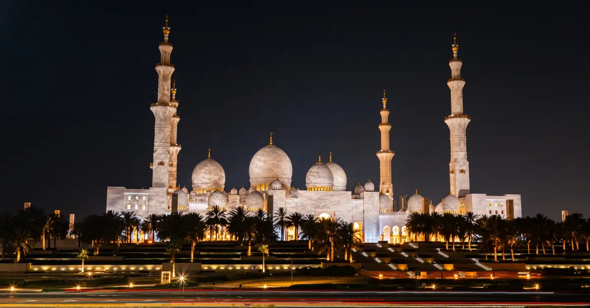 صورة توضح إضاءة جامع الشيخ زايد الكبير ضمن فعاليات العيد في أبوظبي