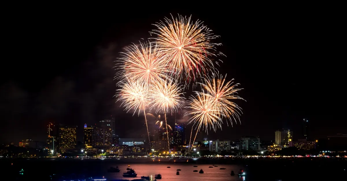 صورة توضح احتفالات الألعاب النارية ضمن فعاليات عيد الفطر في أبوظبي
