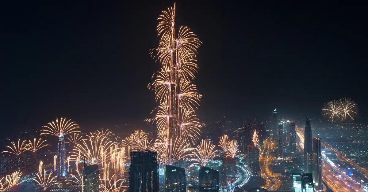 صورة توضح فعاليات العيد في دبي واحتفالات الألعاب النارية