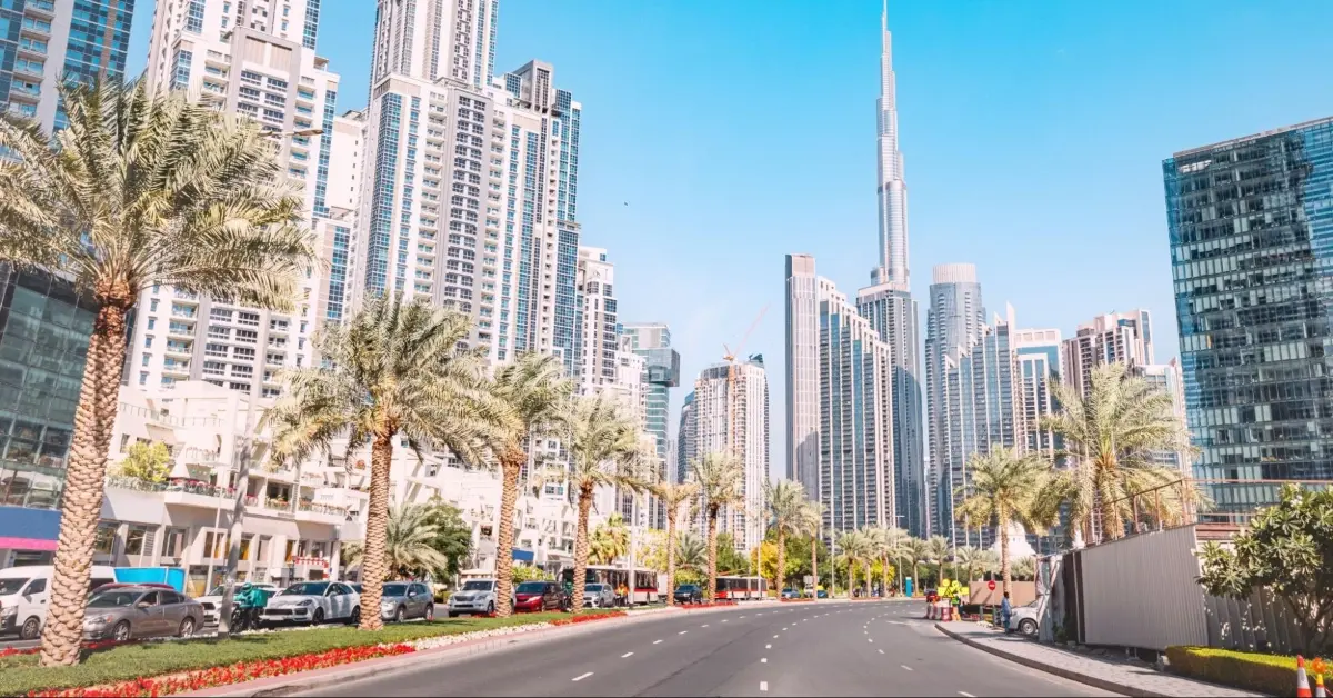 صورة لمدينة دبي تُظهر برج خليفة محاطًا بناطحات سحاب حديثة