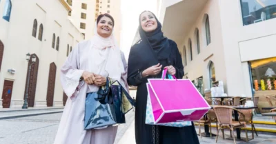 صورة توضح احتفال النساء في يوم المرأة العالمي بالتسوق