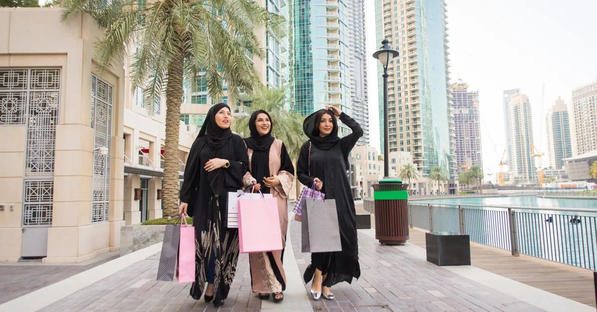 صورة توضح احتفال الفتيات بيوم المرأة العالمي في الإمارات