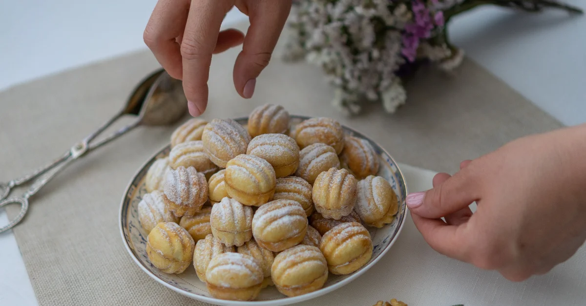 صورة توضح بعض كعك عيد الفطر في دبي