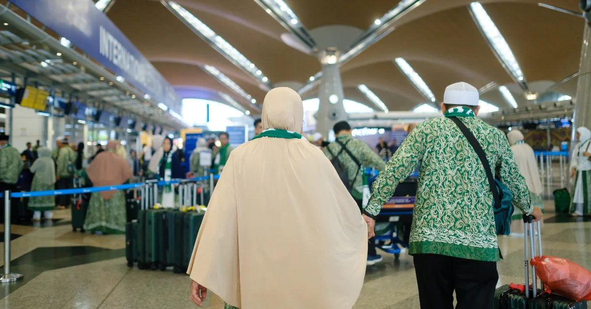 صورة توضح معتمرين في المطار