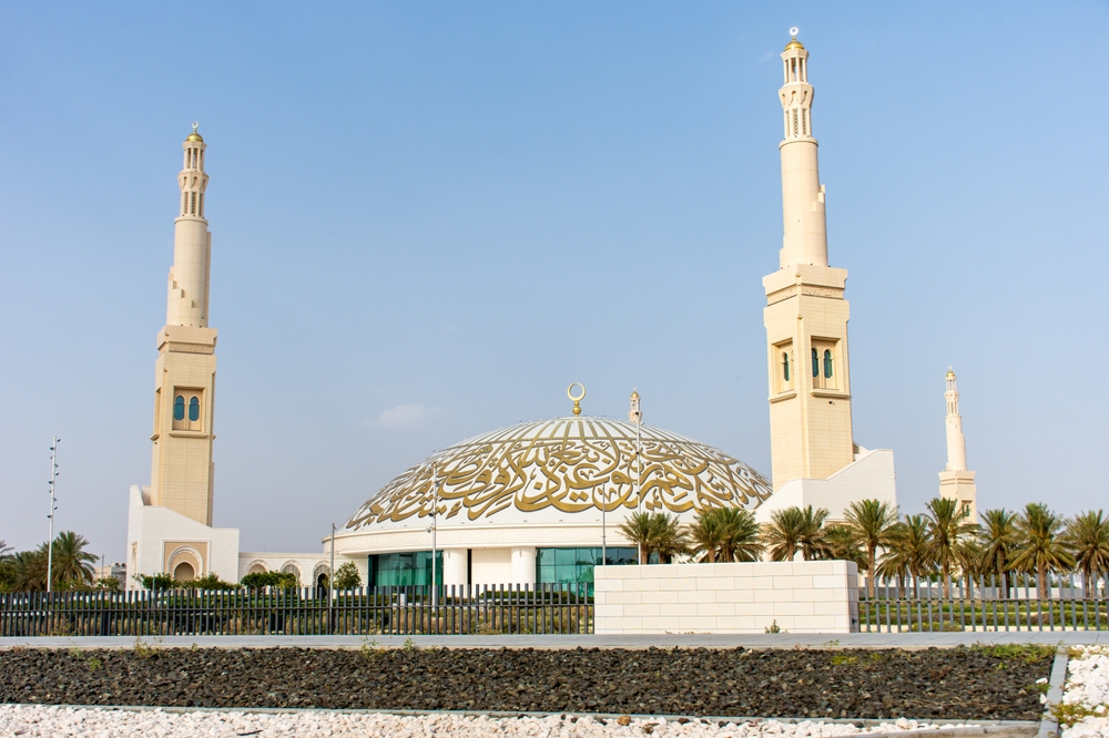 مسجد الشيخ خليفة بن زايد (العين): المواصفات المعمارية، كيفية الوصول، وفعاليات رمضان 2026