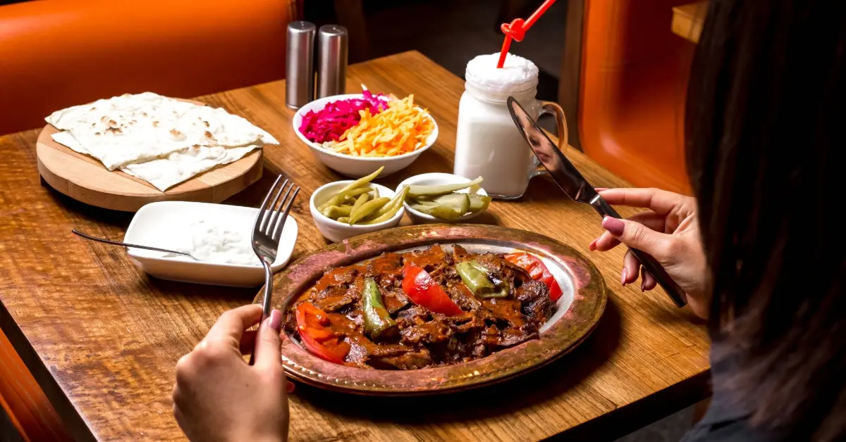 امرأة تتناول الطعام في المطعم