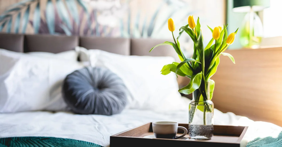 vase & coffee served in one of the top hotels near Salahuddin Metro Station