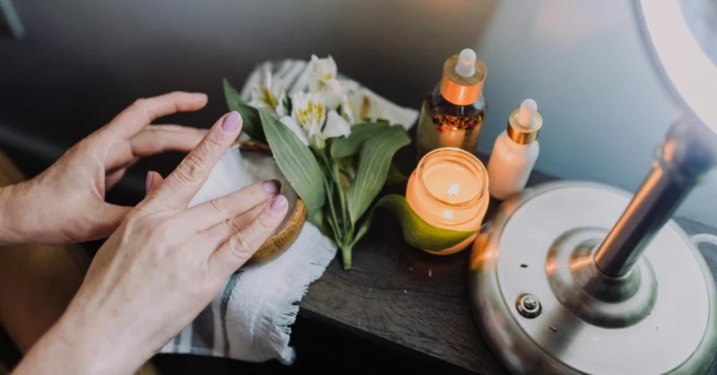 Person putting on a cream in a spa