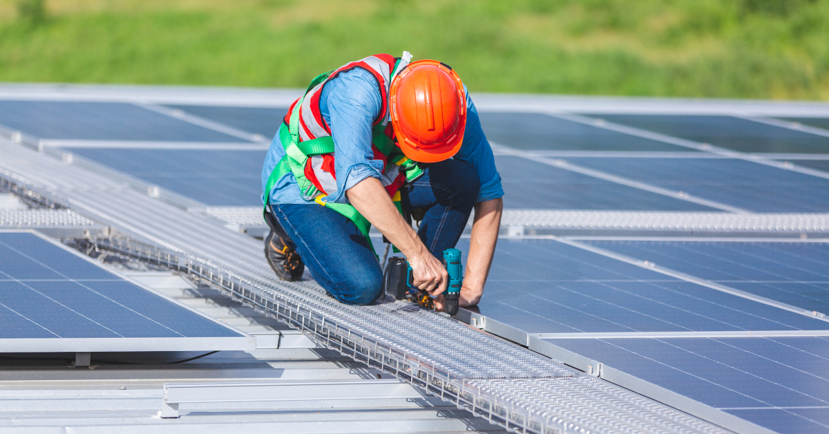 Installing solar panels for businesses in the UAE