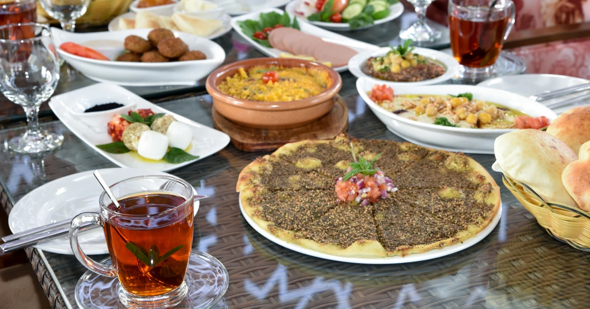 صورة توضح تنوع الأكلات في مطاعم السلمة أم القيوين