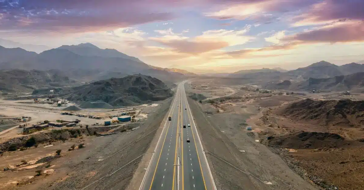 الطريق السريع الرابط بين دبي وأبوظبي والرياض مرورًا بمنفذ البطحاء الحدودي