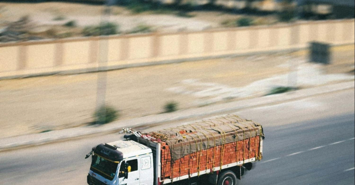 شاحنة نقل بضائع كبيرة تسير في المسار المخصص لها على شارع الإمارات العابر E611 لضمان سلامة المركبات الخفيفة.
