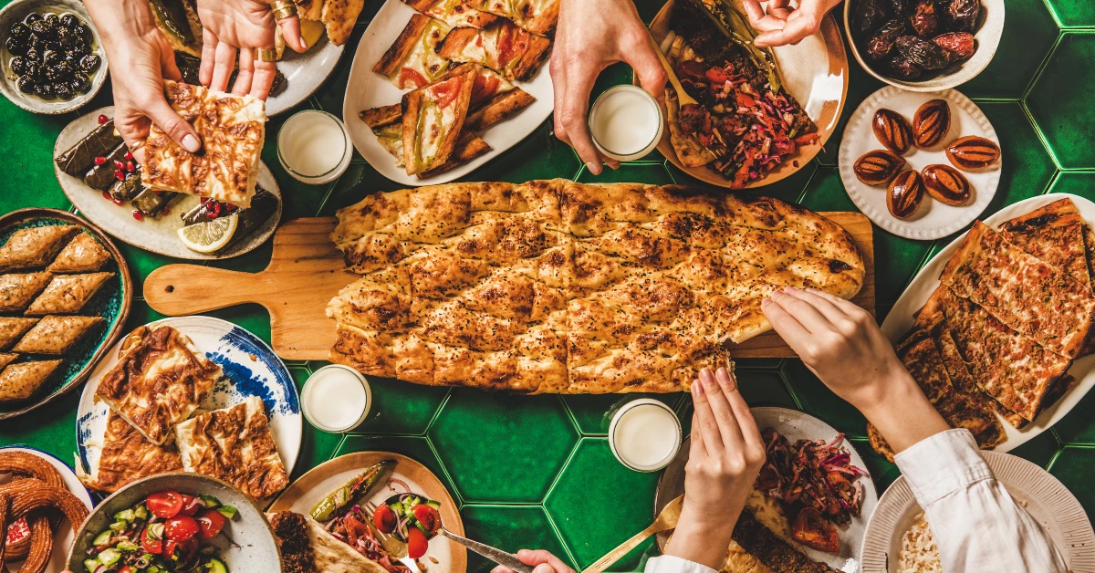 صورة توضح تشكيلة من الأطباق في أحد مطاعم السلمة أم القيوين