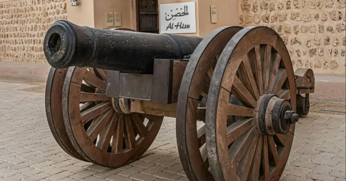 منظر داخلي لساحة الحصن الواسعة تظهر الجدران العالية المرممة