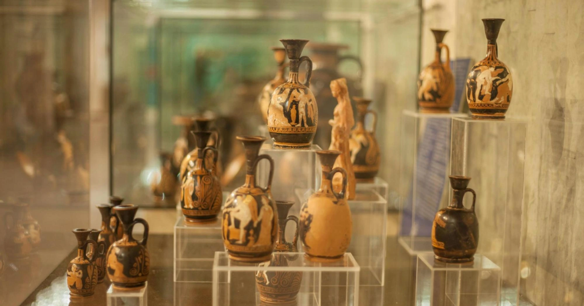 عرضٌ لقطع أثرية من الفخار القديم في المتحف.