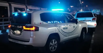 صورة لدورية شرطة رأس الخيمة مزودة بأنظمة رصد ذكية على طريق سريع