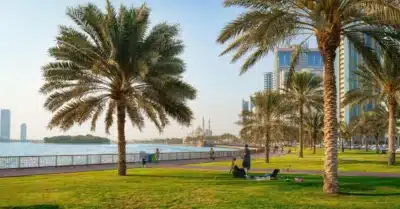 منظر بانورامي واسع لمنتزه كشيشة في الشارقة يظهر المساحات الخضراء