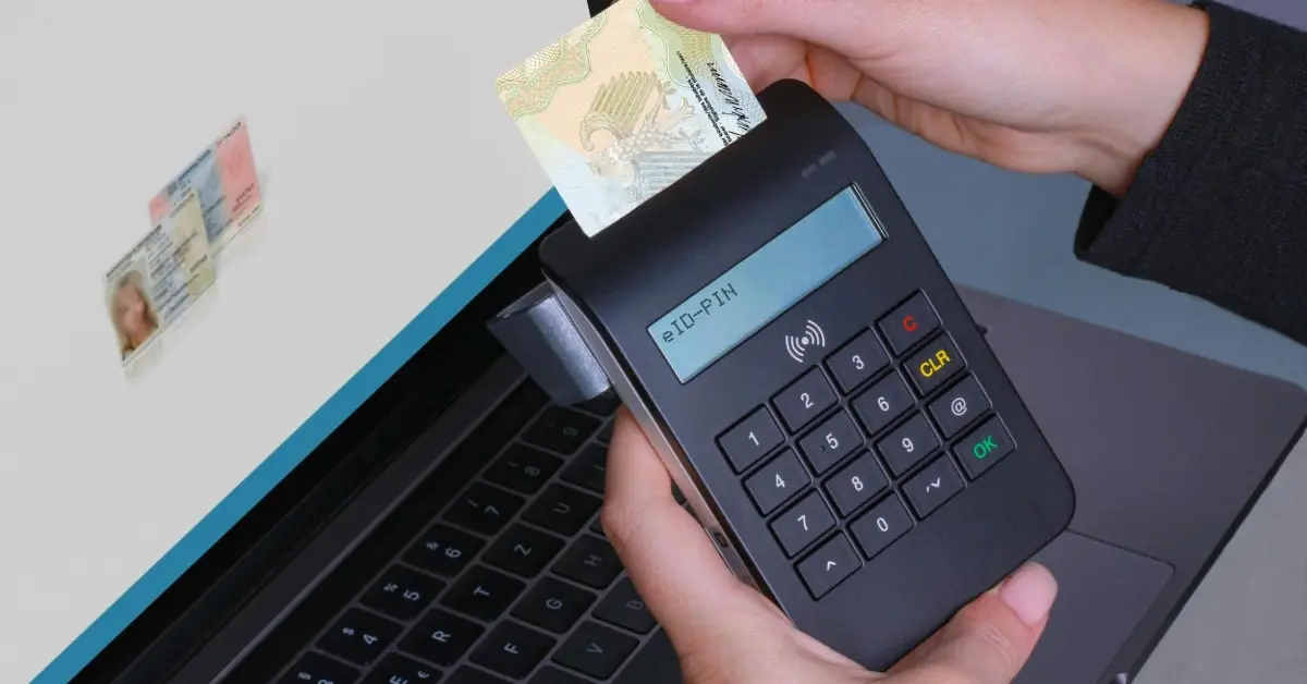 بطاقة الهوية الإماراتية الجديدة بتصميمها المتطور الذي يضم شريحة ذكية وبيانات بيومترية محمية