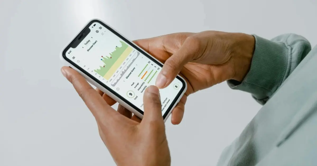 شاشة تطبيق ICP الذكي تظهر واجهة تتبع حالة بطاقة الهوية الإماراتية باستخدام رقم الطلب
