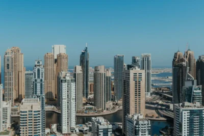 منظر خلاب لأفق دبي الحديث الذي يتميز بناطحات السحاب الشاهقة والهندسة المعمارية المستقبلية.