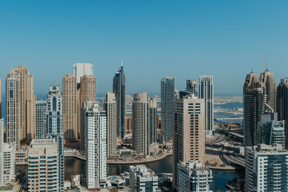 منظر خلاب لأفق دبي الحديث الذي يتميز بناطحات السحاب الشاهقة والهندسة المعمارية المستقبلية.
