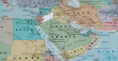 خريطة حديثة وملونة توضح الإمارات ودول الخليج
