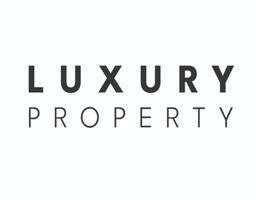Luxury Property Broker Image