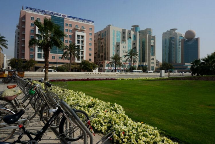 ديرة هي مكان رائع للعائلات للإقامة حيث تحصل على وحدات أكبر بأسعار جذابة مقارنة بالمناطق الأحدث في دبي.