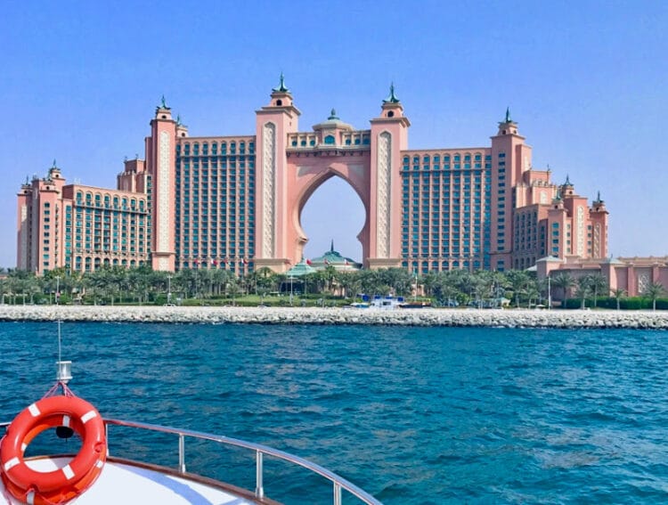 نخلة جميرا هي واحدة من أرقى العناوين في دبي ، وتحتل مكانة عالية مع العديد من المشاهير الدوليين الذين يشترون العقارات هنا.
