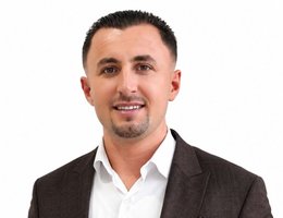 العميل Aleks Golemi