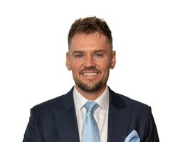 العميل Paul McCabe