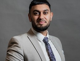 العميل Umar Mirza