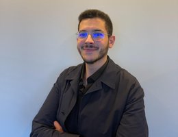 العميل Nader Abbas