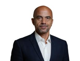 العميل Adrien Heckstall