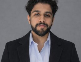 العميل Moez Khan