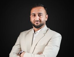 العميل Azeem Nawaz