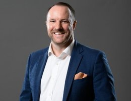 العميل Nick Mayhead