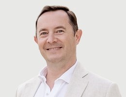 العميل Peter Francis