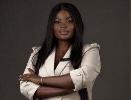 العميل Amna Naveed