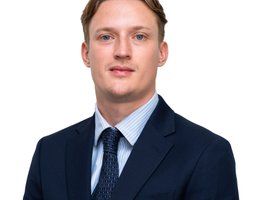 العميل Louis Warren