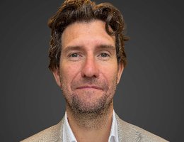 العميل Alastair Armstrong 