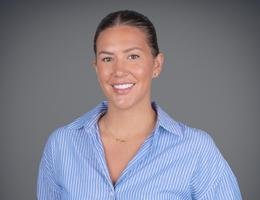 العميل Elle May Searle