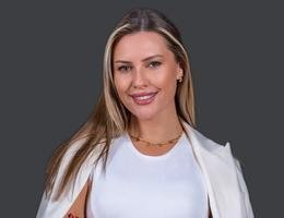 العميل Chloe Loughnan