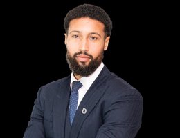 العميل Dominic Forster