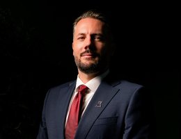 العميل Luke Lincoln